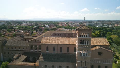 Wunderschöner-Drohnenflug-über-Kirche-Und-Campanile-In-Roma,-Italien