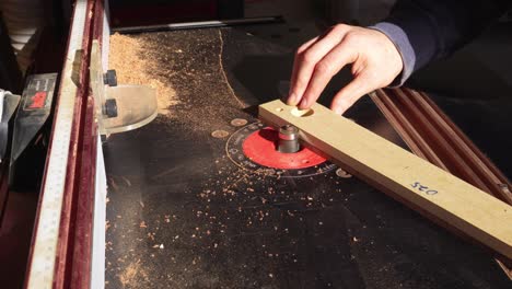 luthier creando diapasón de guitarra con máquina de carpintería, tiro de camión