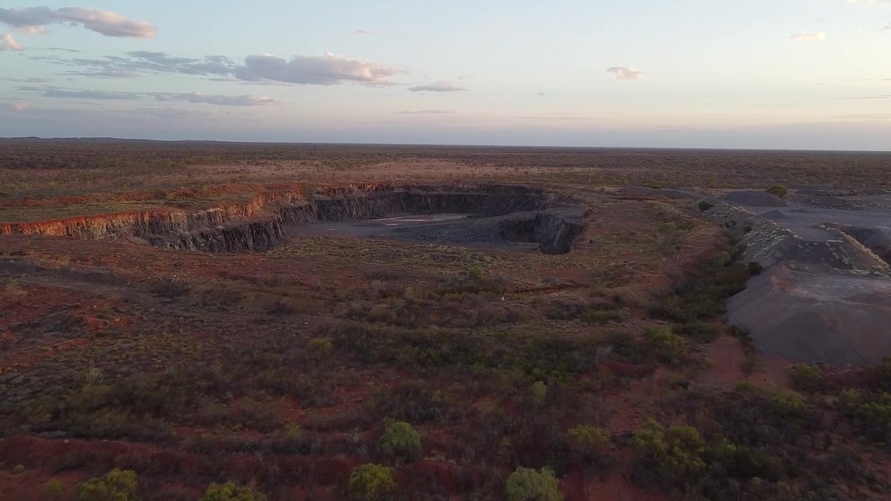 Veduta aerea di una cava di ghiaia nell'Outback australiano in una sera nuvolosa