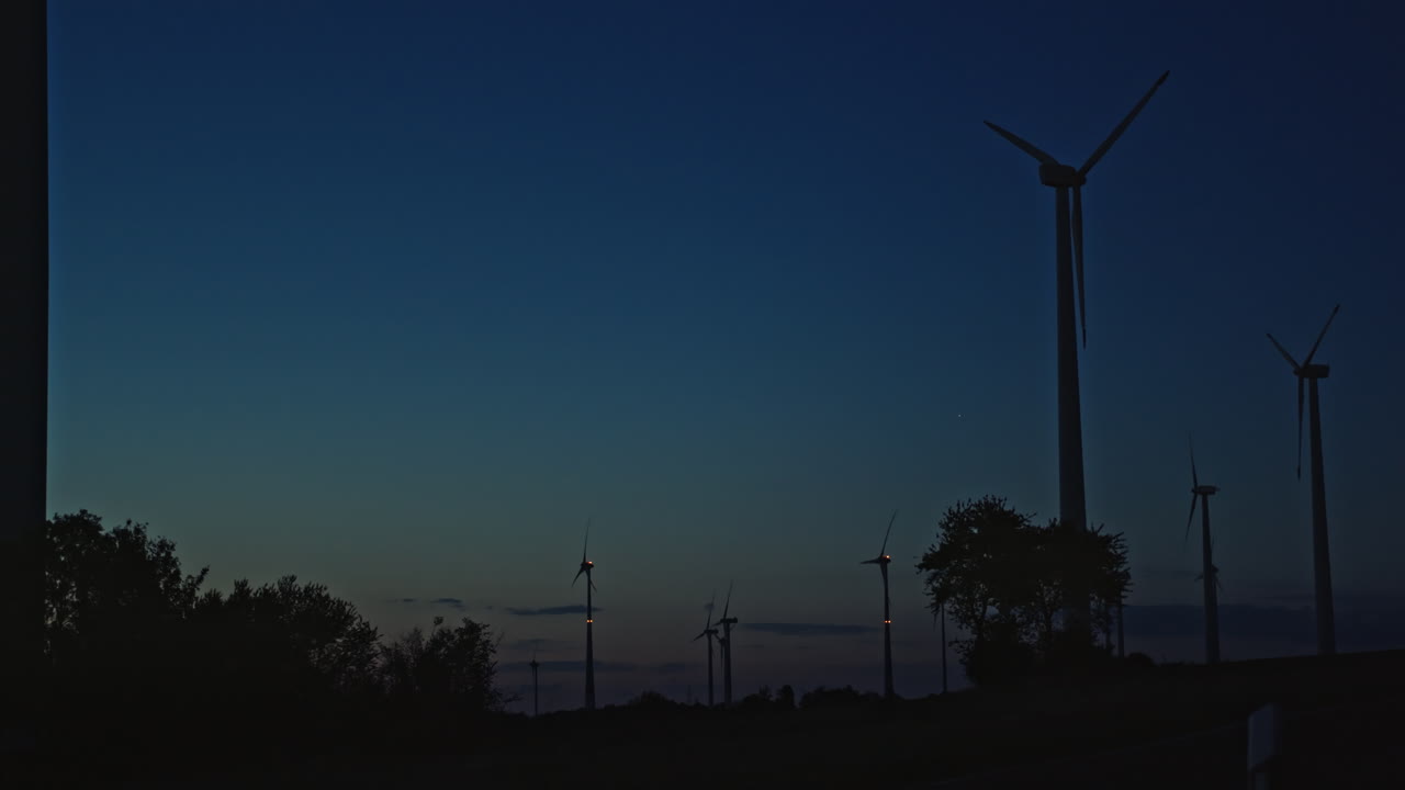 푸른 밤에 바람개비 그룹 위로 팬