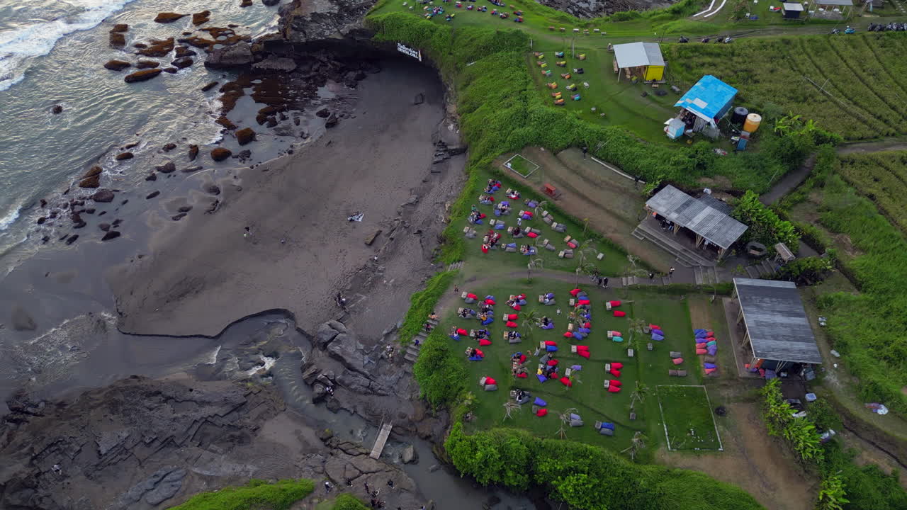 바리 (bali) 인 인도네시아의 tanjung lot 근처에 있는 해변 바 (bean bag beachside bar)