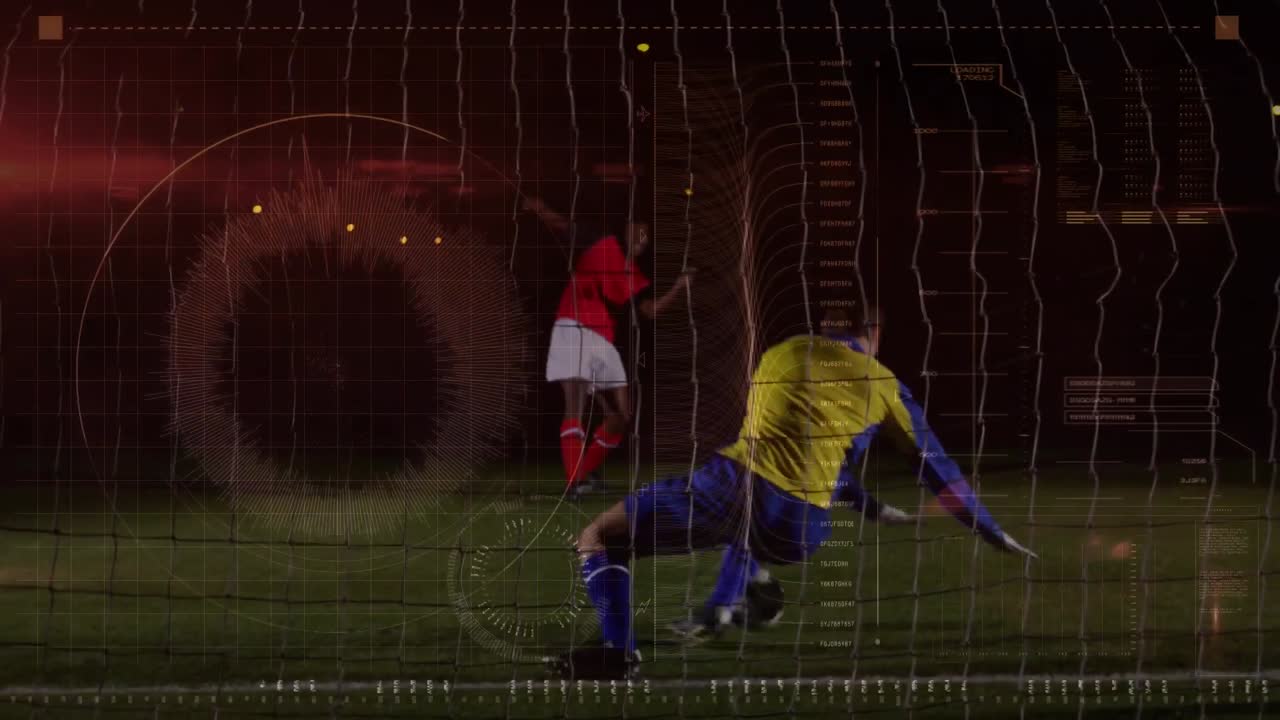 Animazione di un'interfaccia sovrapposta a un uomo multietnico che calcia il pallone verso la porta e a un portiere che difende il pallone.