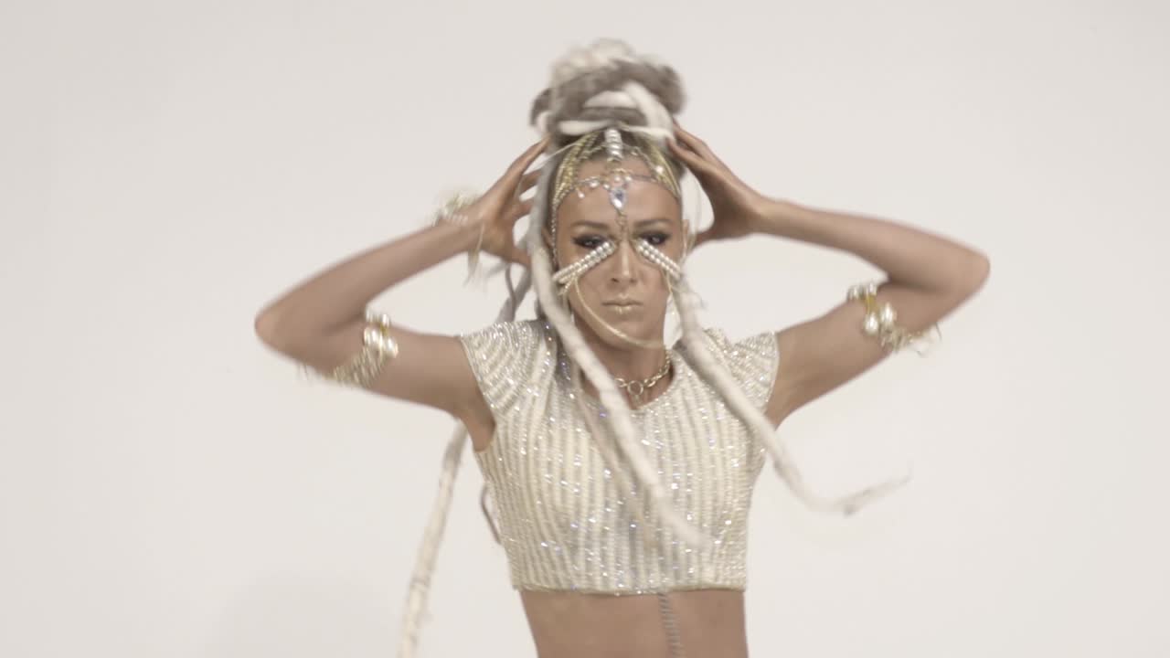 바탕 에 춤추는 동양 의 아름다운 소녀