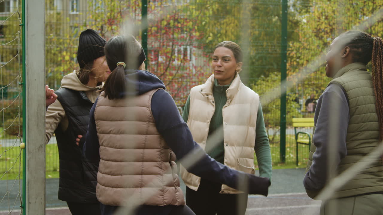 친구들이 야외에서 얘기하는 것