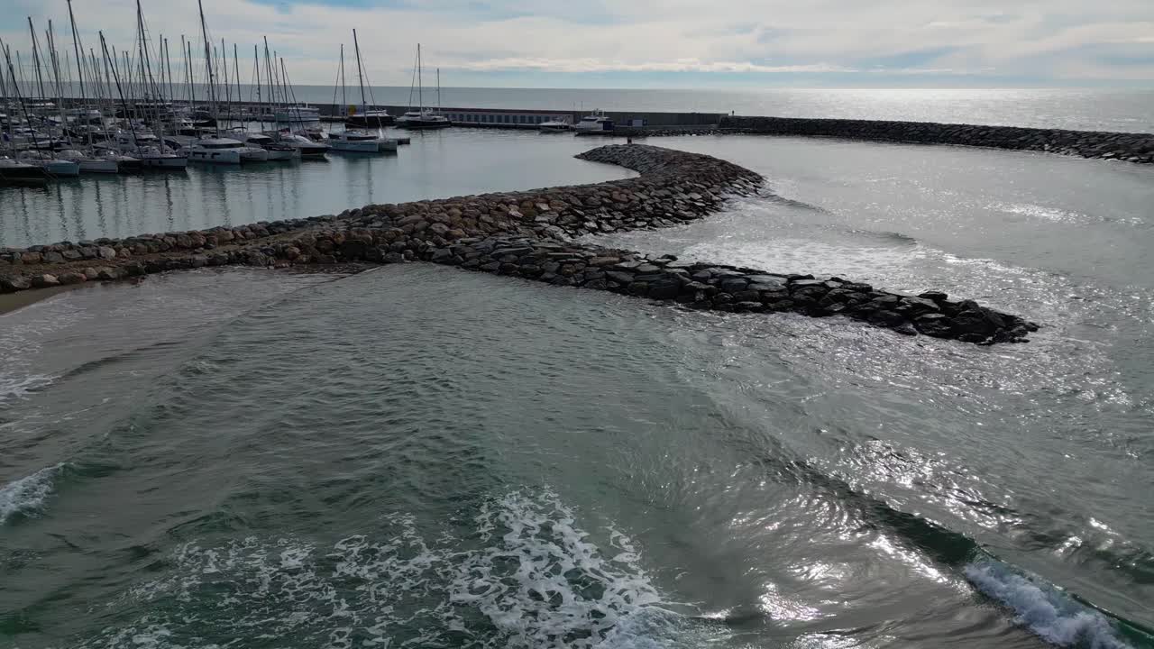 barcos atracados en el puerto de ginesta en barcelona en un día nublado, vista aérea
