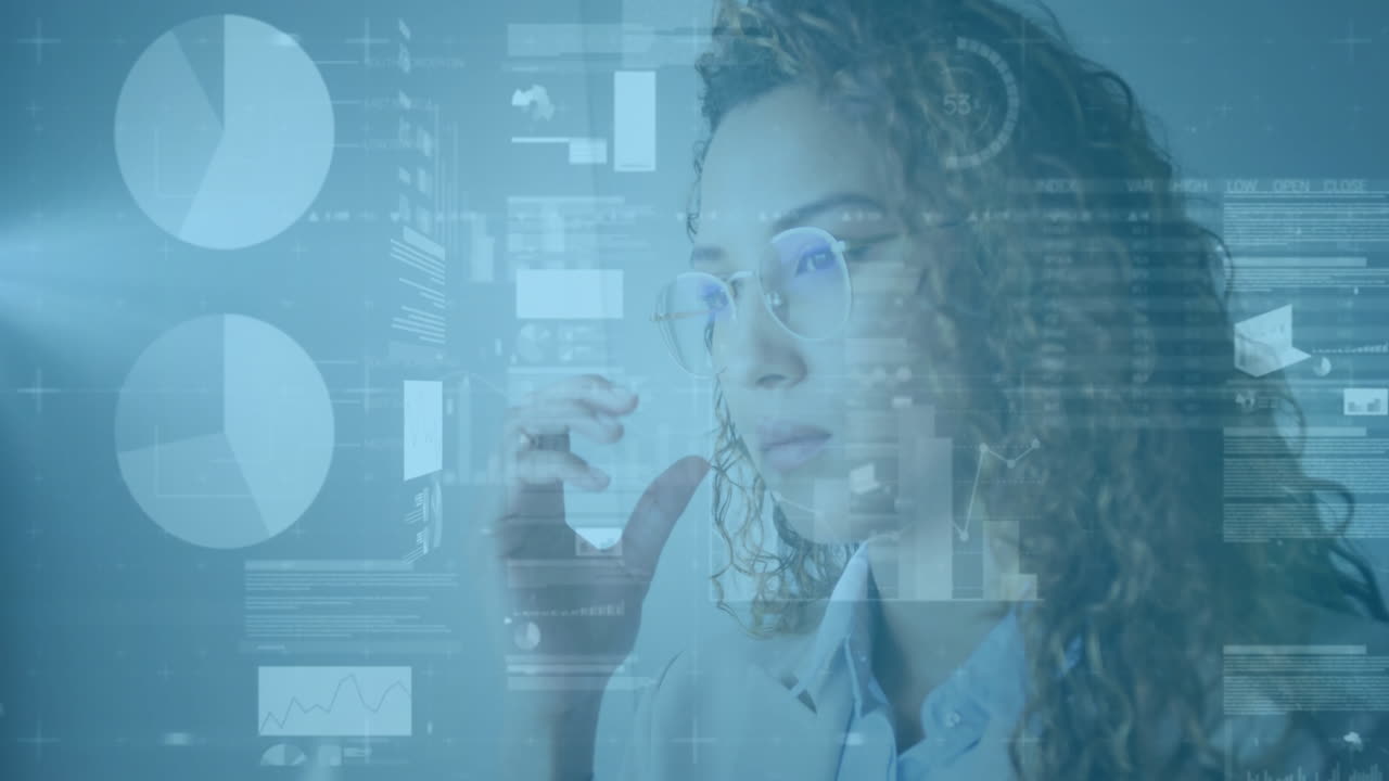 animación del procesamiento de datos financieros sobre una mujer de negocios caucásica en el cargo