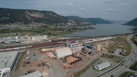 Güterzug-An-Einem-Ländlichen-Bahnübergang-In-B