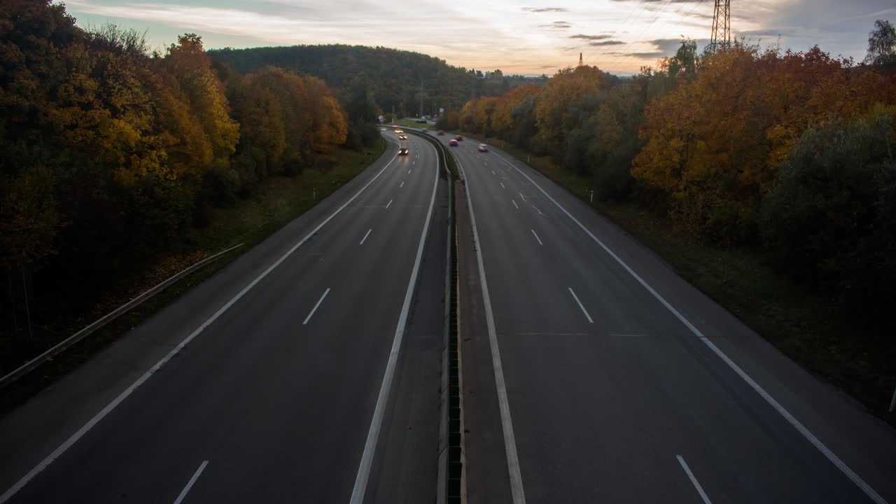 Časosběr dálnice z mostu při západu slunce.