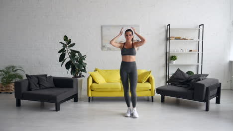 mujer haciendo ejercicio en casa
