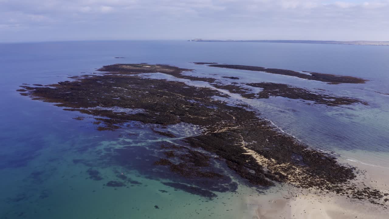 스코틀랜드 외곽 헤브리디스의 썰물 때 그레스 비치 너머 섬의 드론 샷
