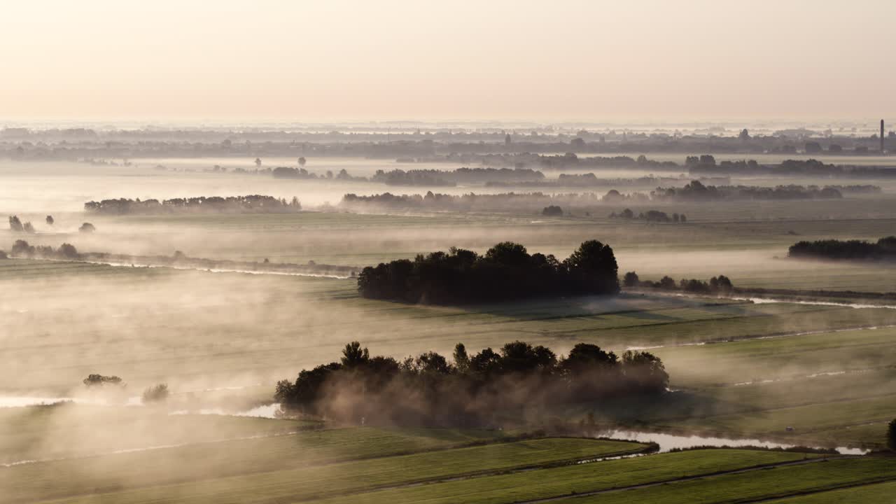 해가 뜨는 동안 안개가 가득한 네덜란드 풍경