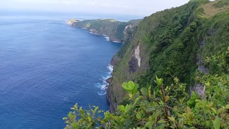 foto estática de la hermosa playa de kelingking, en nusa penida, bali, indonesia