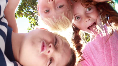 niños felices haciendo caras delante de la cámara