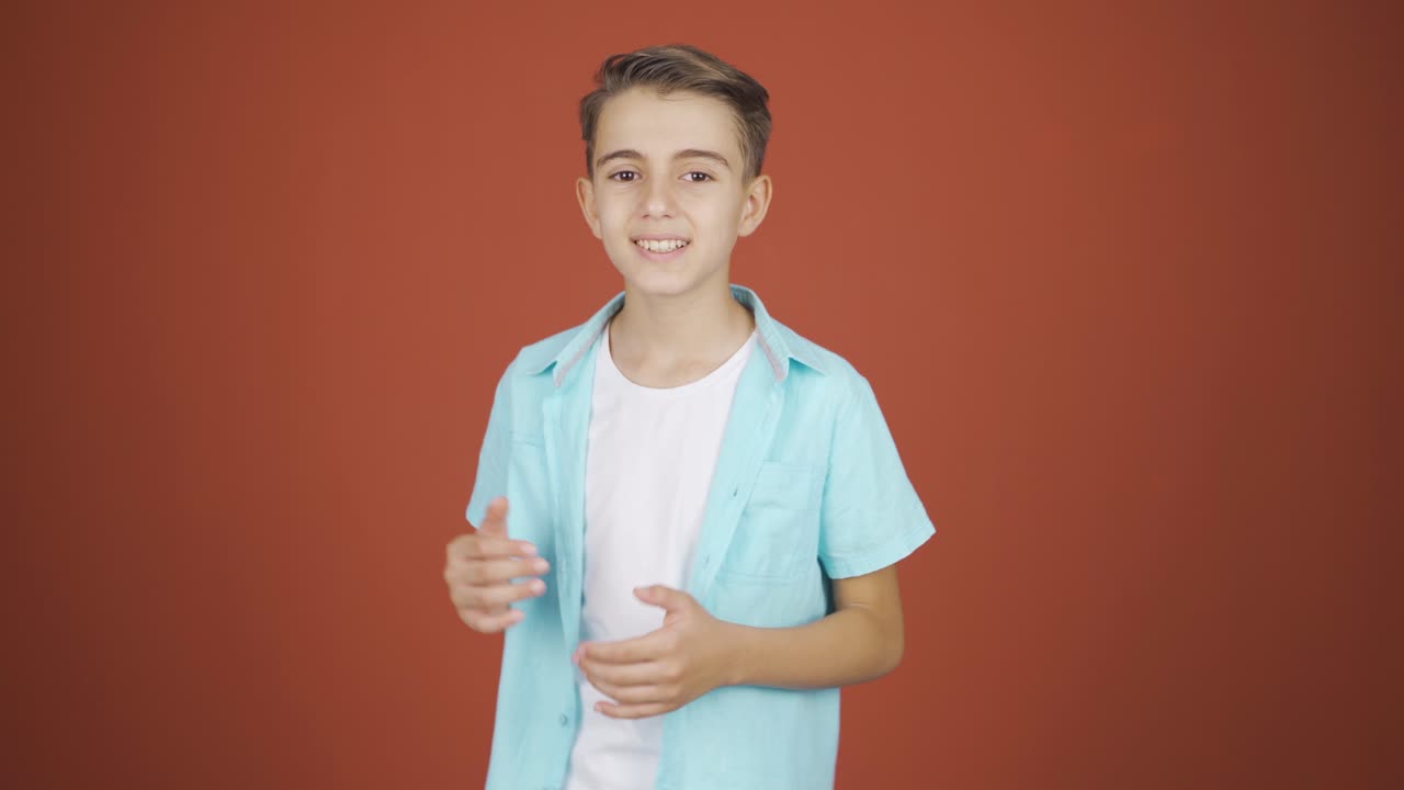 el niño feliz bailando.