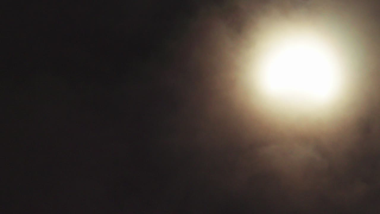 eclipse solar parcial con nubes