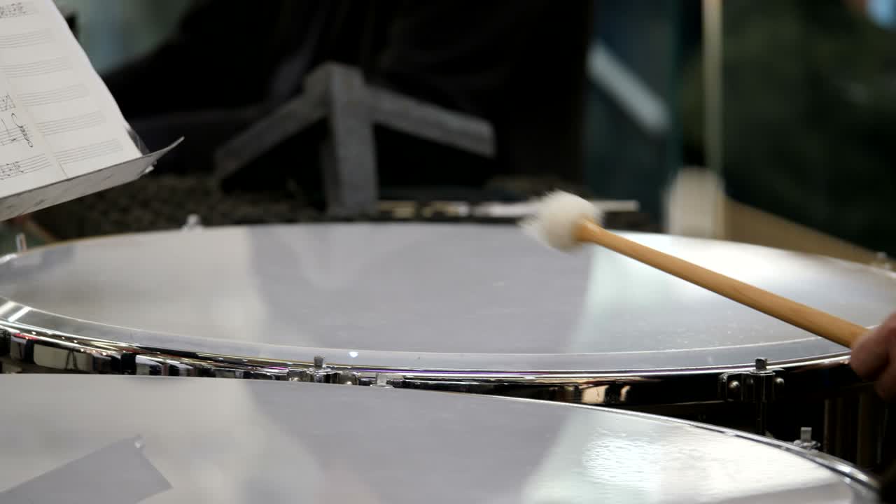 imágenes de cerca de una persona tocando el tambor