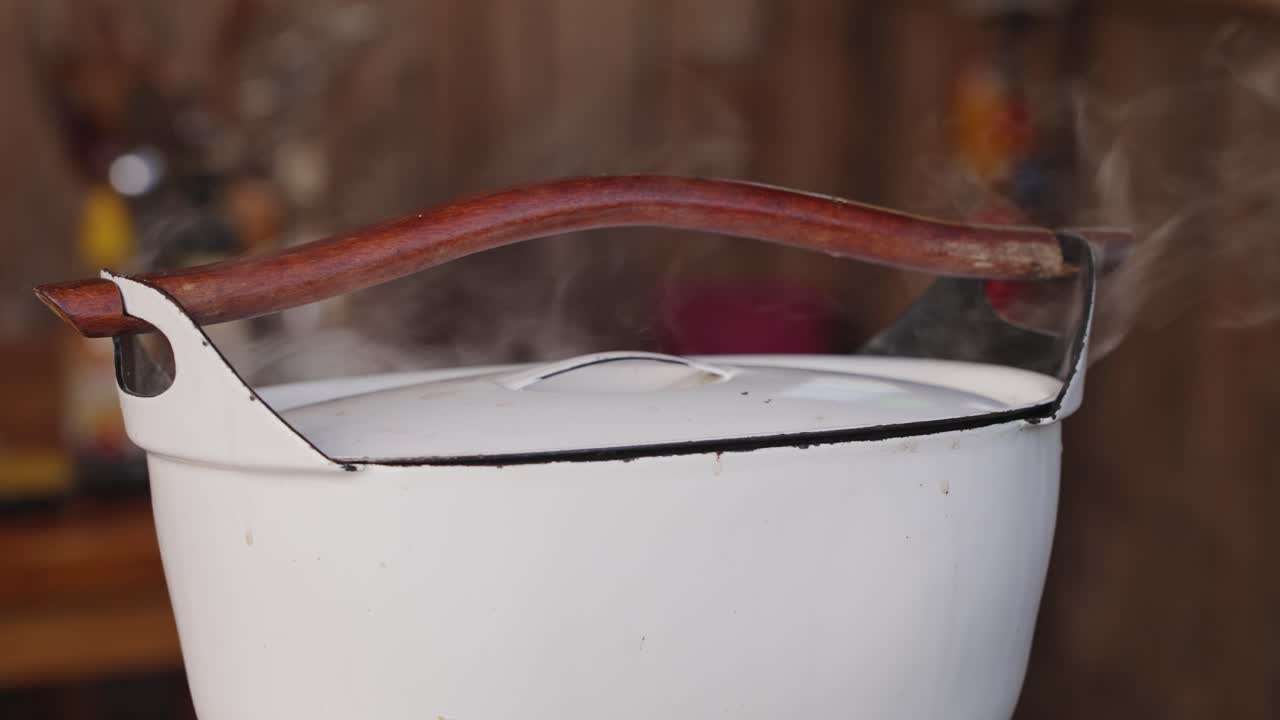 끓는 뜨거운 빈티지 도자기 주철 냄비, 전통적인 달인 요리 방법을 캡처하는 고정 샷