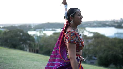 Artista-De-Danza-India-En-Un-Jardín-En-Sydney,-Australia---Plano-Medio