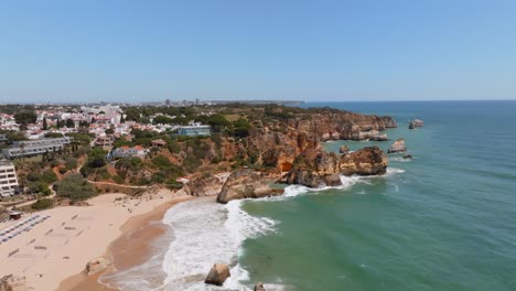 Canchas-De-Voleibol-De-Arena-Y-Bungalows-En-La-Pintoresca-Playa-De-Algarve-Portugal,-Antena