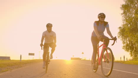 Dos-Ciclistas-Viajan-Juntos-En-Las-Montañas.-Toma-Manual-Suavemente-Enfocada-De-Dos-Ciclistas-Profesionales-Del-Equipo-Deportivo-Divirtiéndose-Durante-Un-Duro-Entrenamiento-De-Carreras