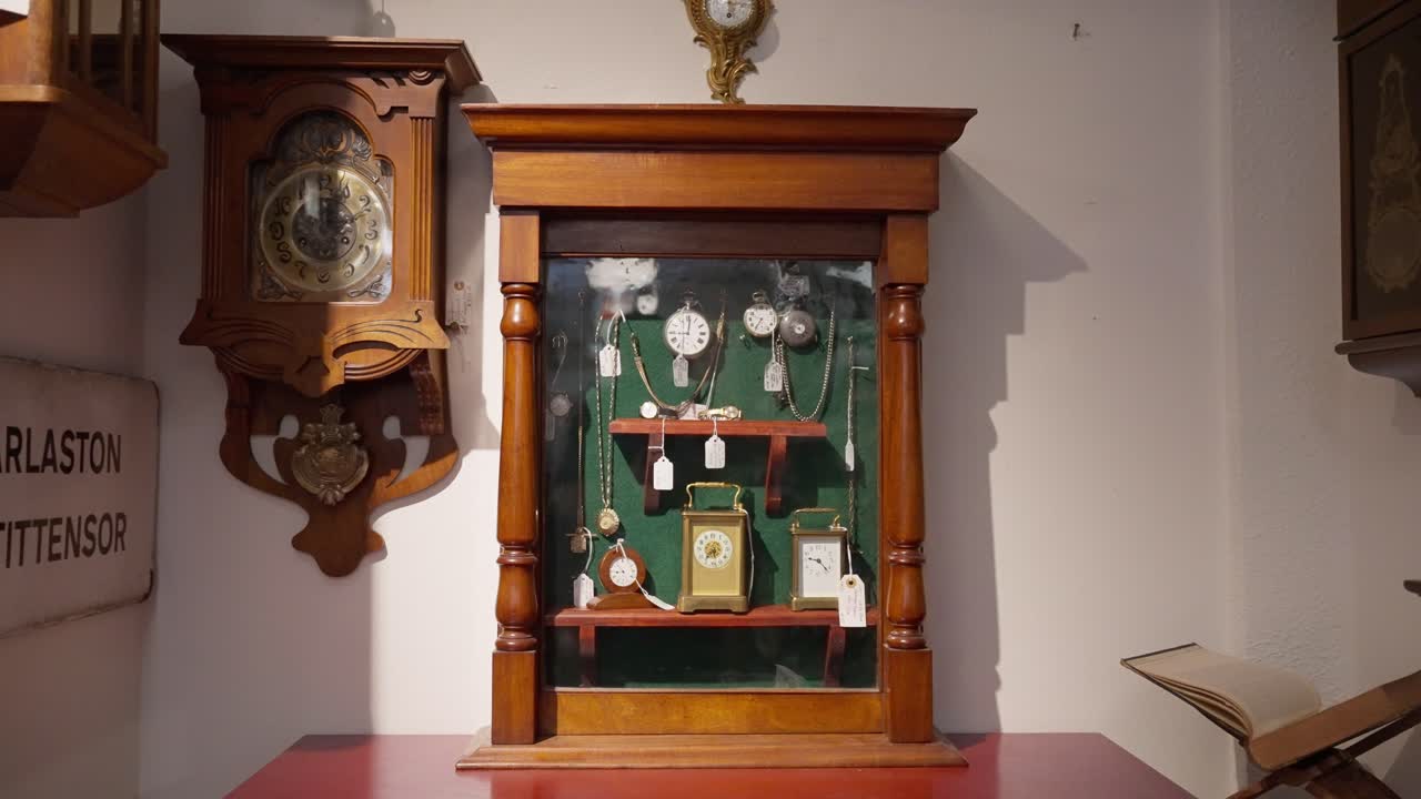 골동품 스톱워치 케이스의 슬로우 모션 푸시인