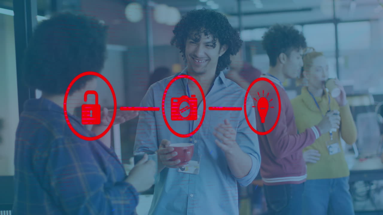 animación de iconos conectados sobre diversos compañeros de trabajo discutiendo en la pausa del té en la oficina