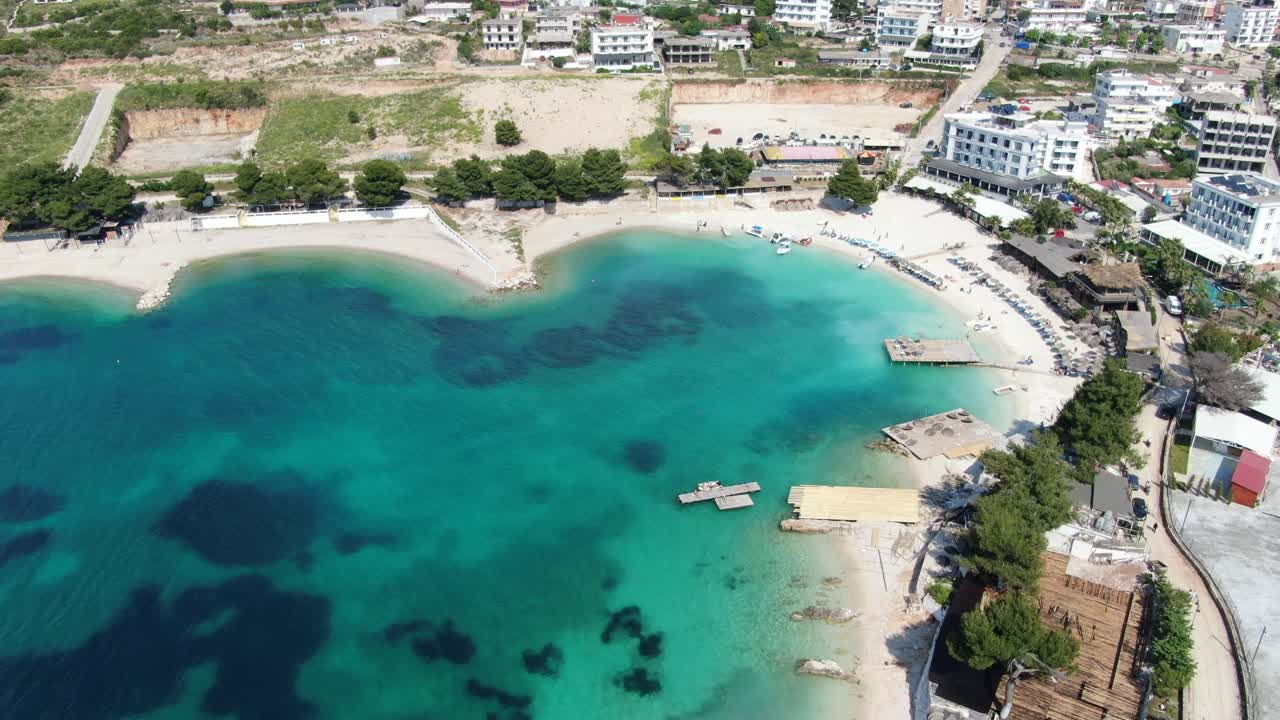 vista de avión no tripulado en albania volando sobre playas de arena blanca, agua azul cristalina, hoteles, día soleado en ksamil