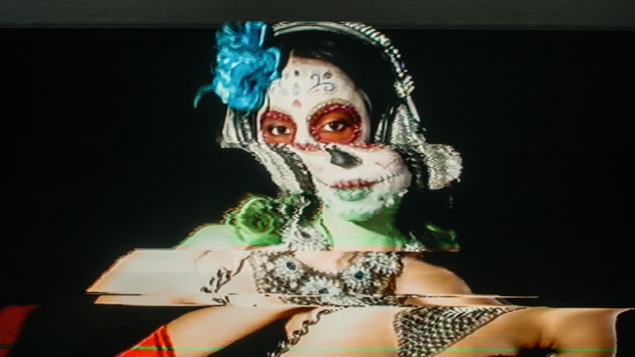 mujer muerta glitch 4k 13