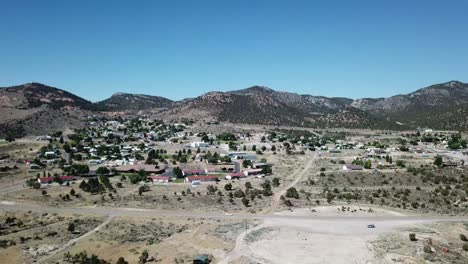 Ciudad-Del-Desierto-Y-Antigua-Vista-Aérea-De-La-Mina-De-Mineral-De-Plata-Abandonada-Con-Drone-En-Verano-Nevada