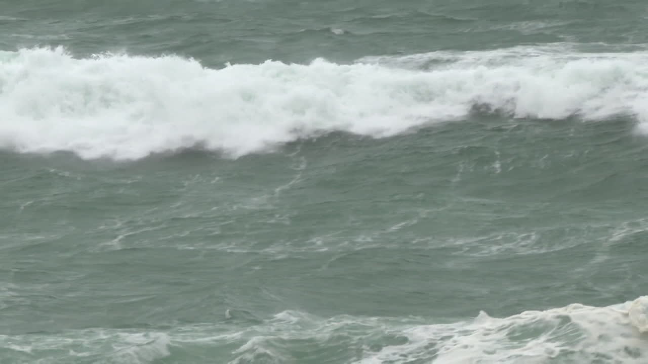 High Waves in a Stormy Ocean