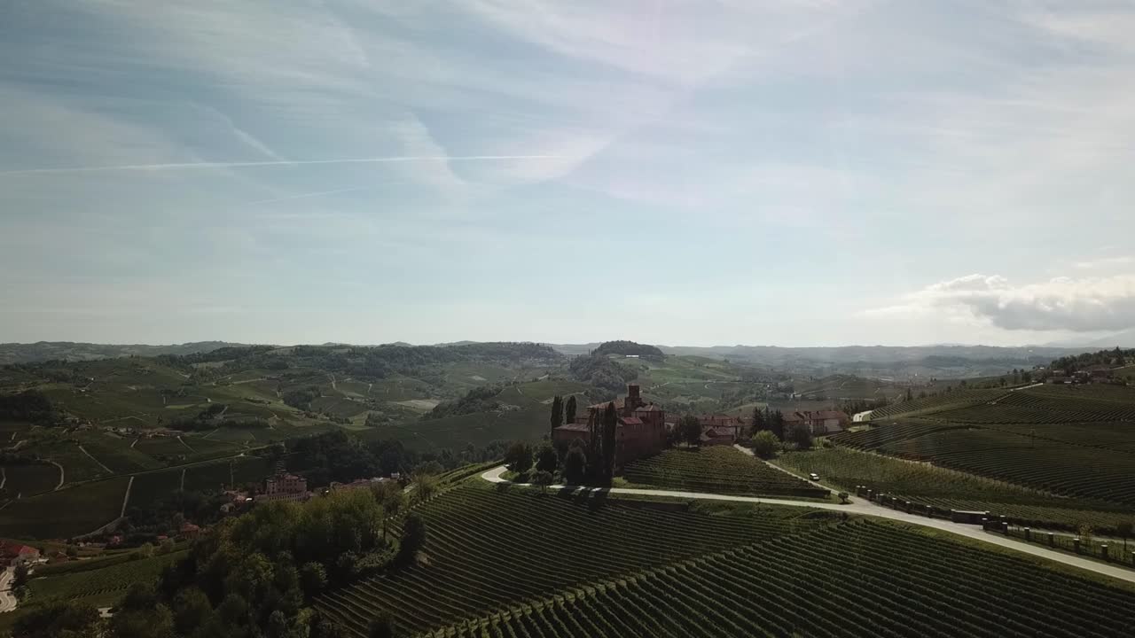 Vue aérienne. Approche du château de Cavour dans le Piémont