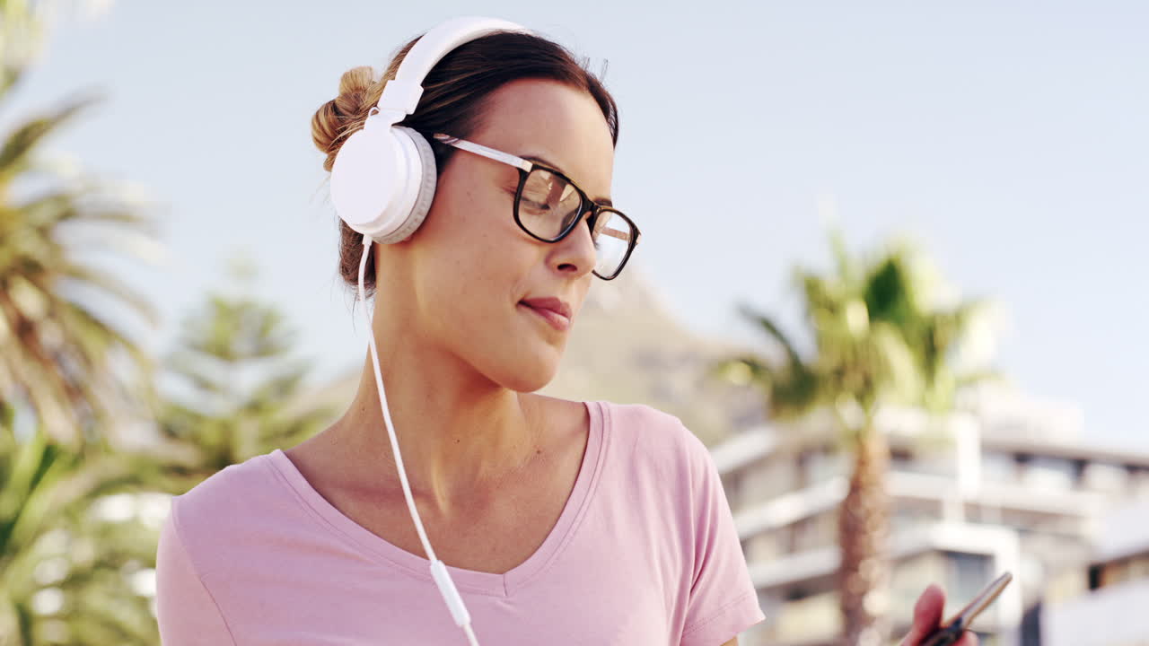 I can't help but to feel the music