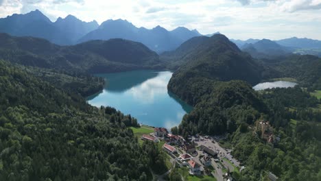 lago alpsee en alemania cerca de fussen ángulo alto estableciendo vista aérea de drones