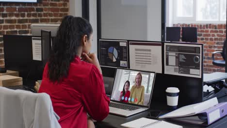 Kaukasische-Frau-Auf-Laptop-Video-Chat-Sitzt-Am-Schreibtisch-Im-Büro