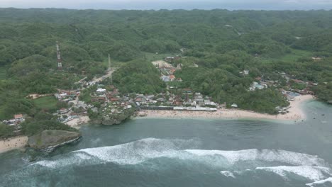 Luftaufnahme-Eines-Tropischen-Strandes-Mit-Dichten-Grünen-Bäumen-Im-Wald