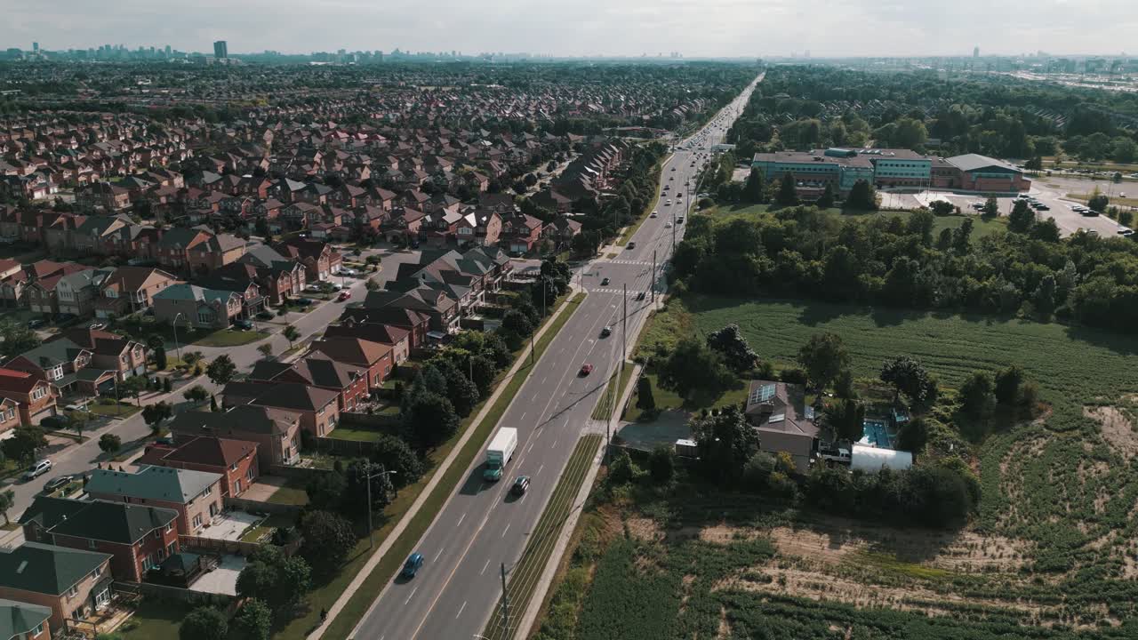 긴 도로의 공중 드론 영상