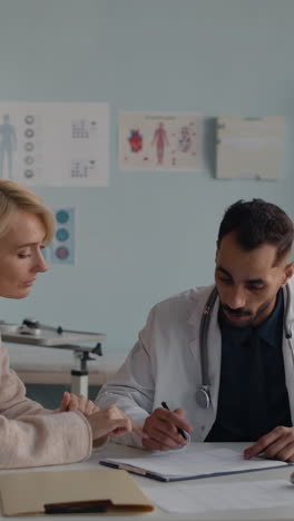 consulta del médico con el paciente