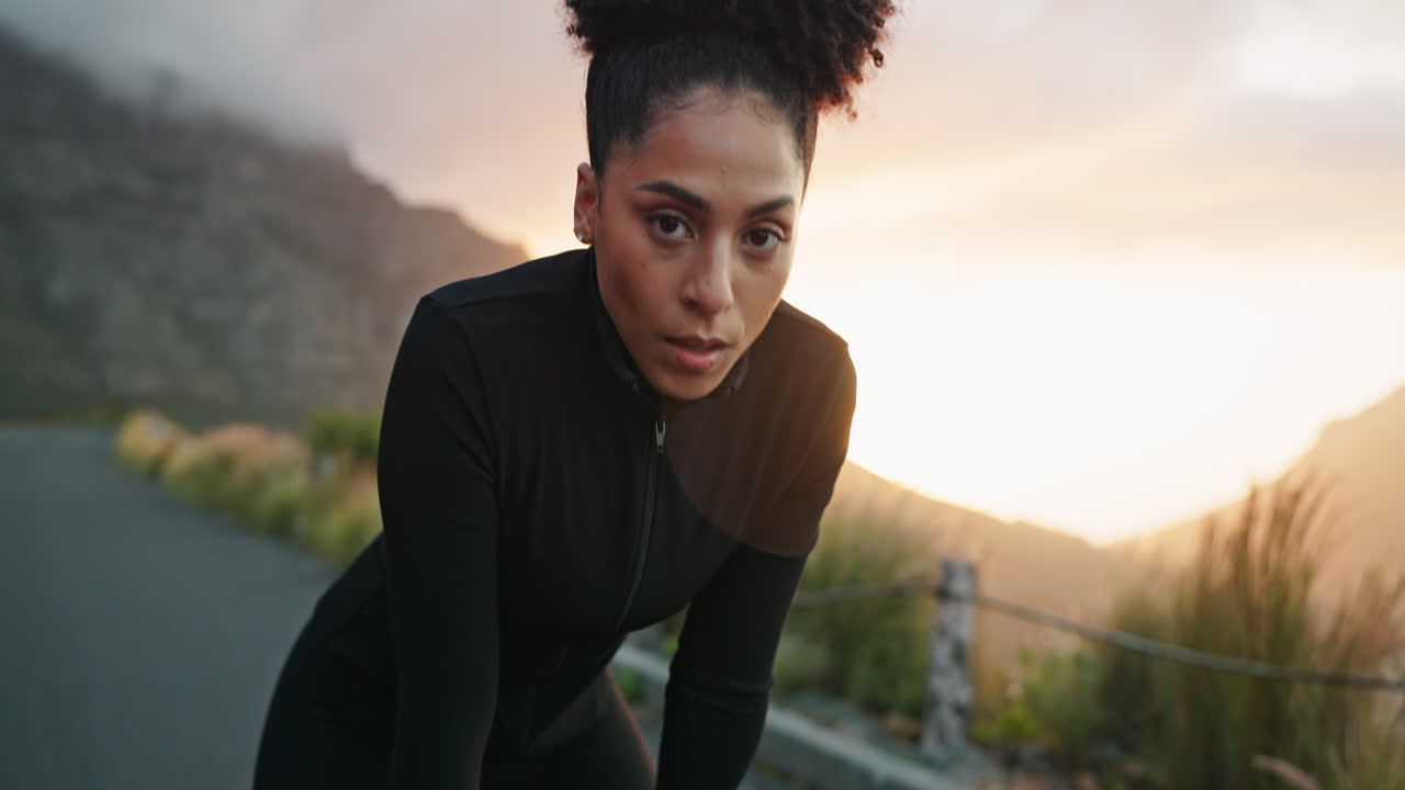 Fitness, respirazione e donna sportiva affaticata