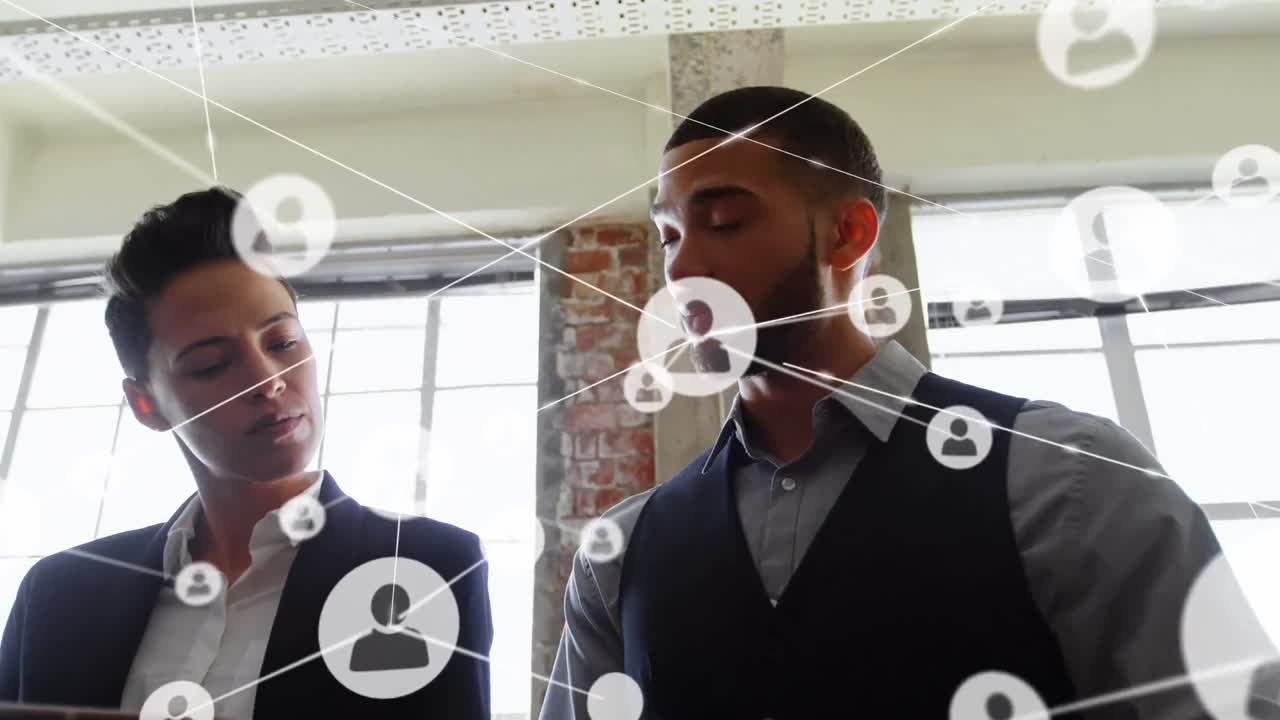 animación de la red de conexiones entre diversos empresarios en la oficina