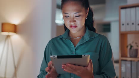 Night-business,-woman-and-walking-with-tablet