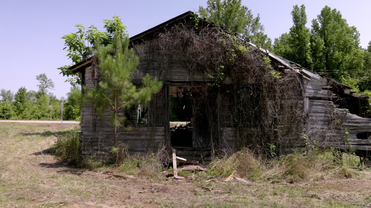 casa de madera abandonada en pine hill, alabama con video gimbal caminando hacia adelante en cámara lenta