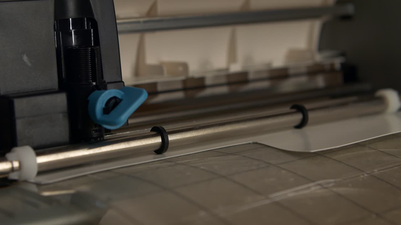 데스크탑 절단기가 포일을 절단하고 있습니다.