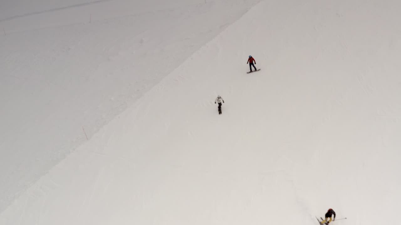 눈 인 경사 에 있는 스키 선수 들 과 스노우 보드 선수 들