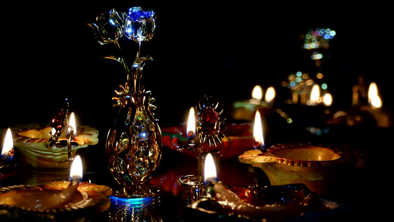 дипак горит в темноте. дипавали