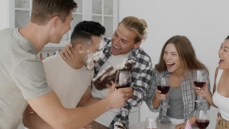 los amigos celebran el cumpleaños con pastel y vino.