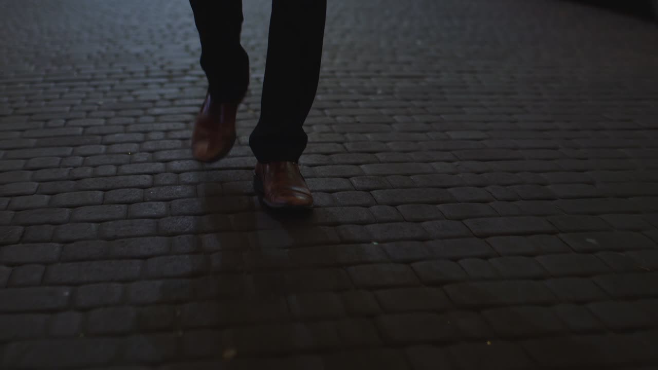 밤의 도시를 배경으로 전화 통화하는 청년 4