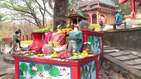 personas realizando rituales en un templo colorido