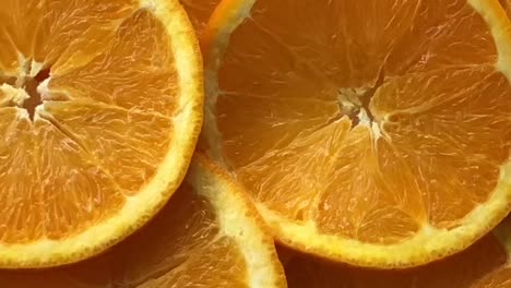 una rebanada de fruta de naranja girando. con ruido y fondo de bokeh enterrado.