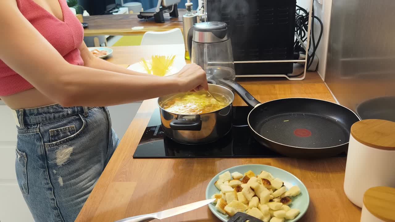 mujer cocinando sopa en la cocina