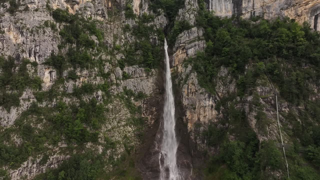 vista aérea de la cascada Muslen cayendo en Walensee, Suiza